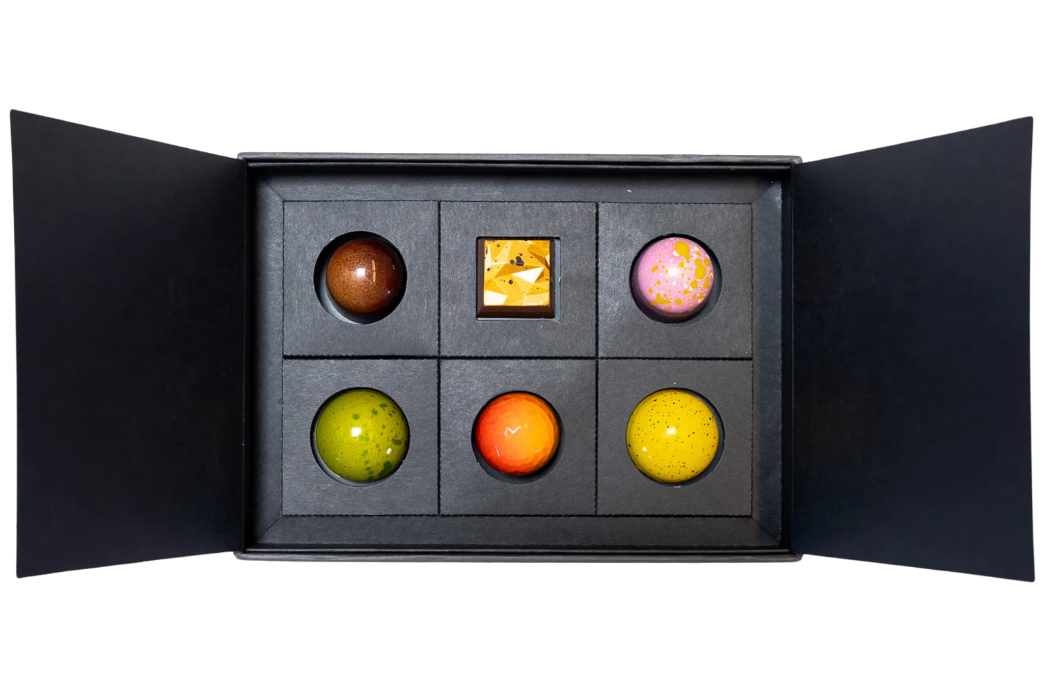 Bombonierka 6 sztuk pralin Valrhona · kompozycja pierwsza