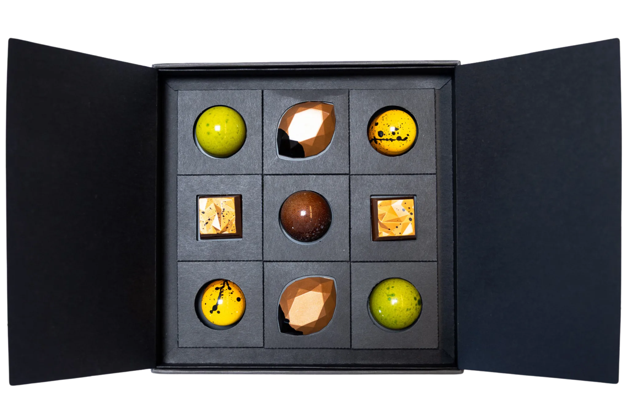Bombonierka 9 sztuk pralin Valrhona · kompozycja pierwsza