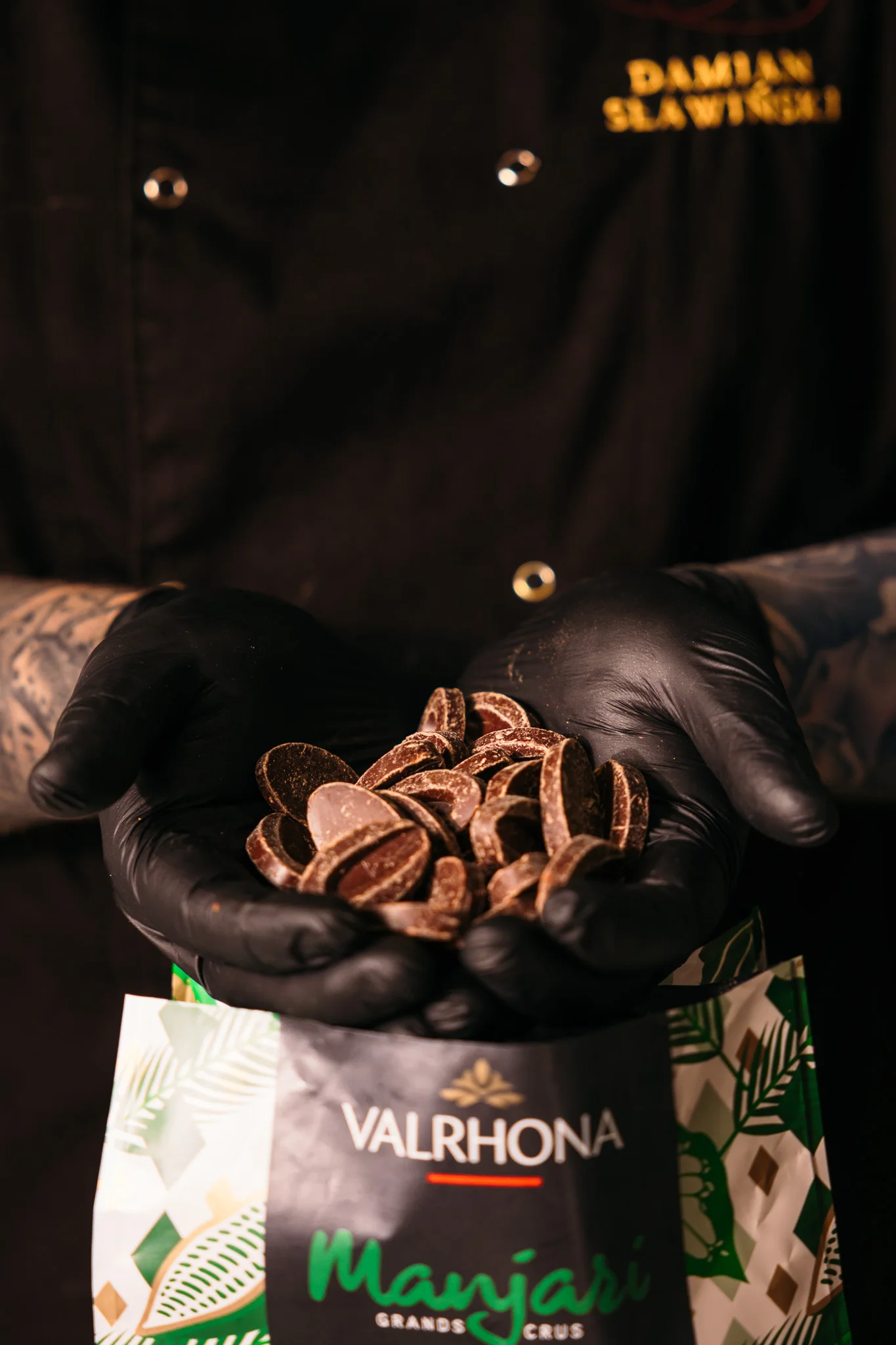 Ręczne tworzenie pralin z czekolady Valrhona w pracowni · backstage produkcji